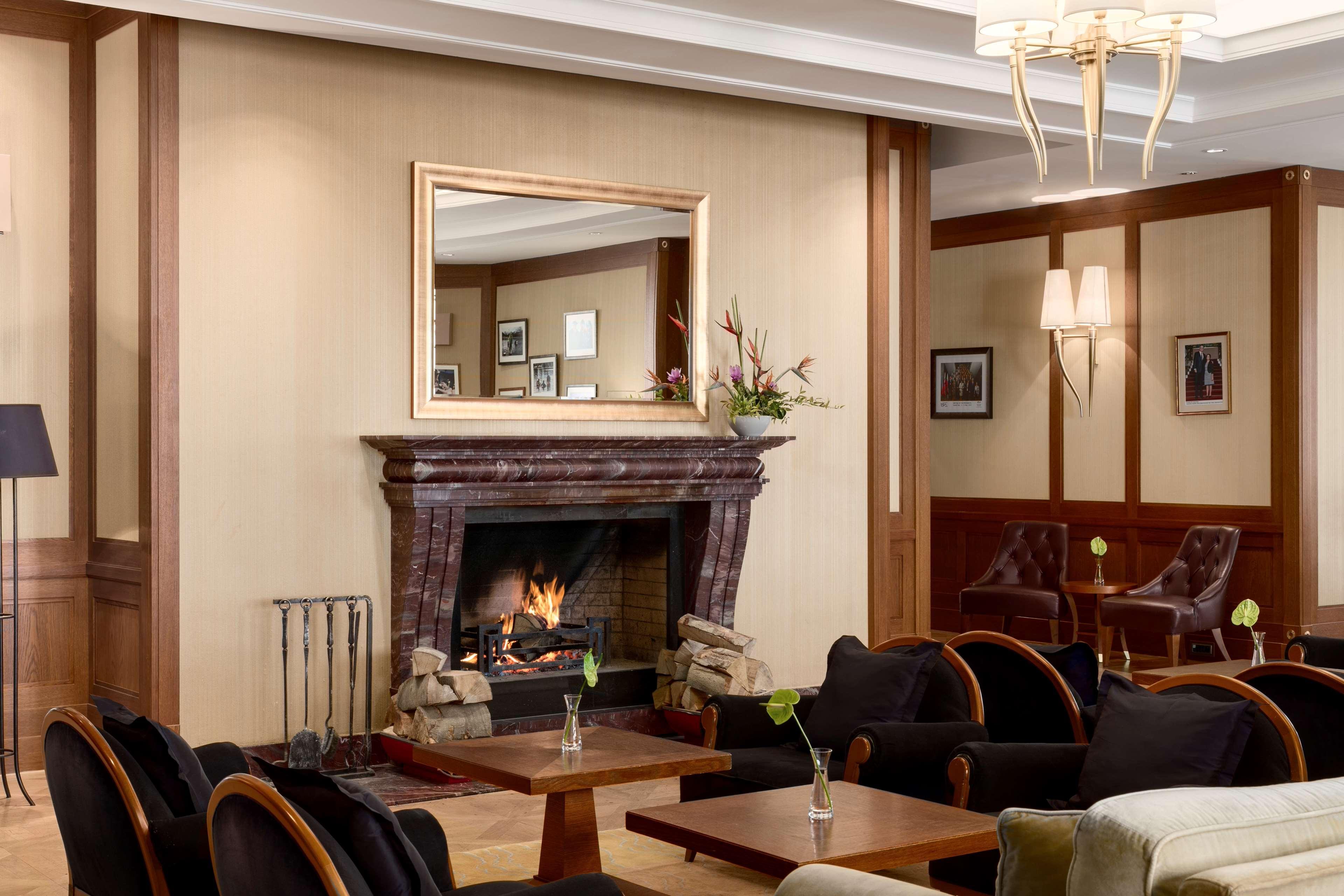 Grand Hotel Kempinski High Tatras Štrbské Pleso Exterior foto The fireplace in the lobby