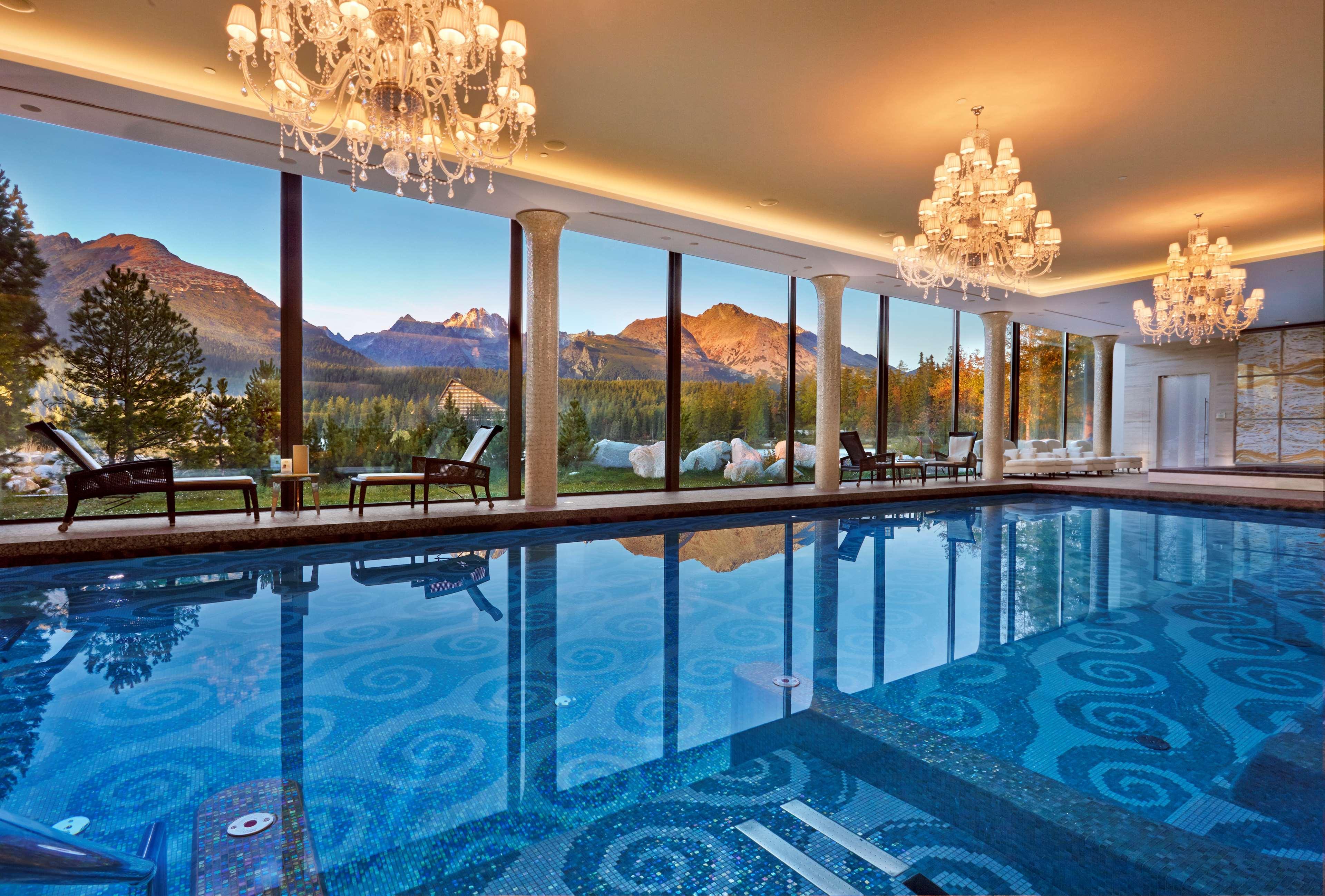 Grand Hotel Kempinski High Tatras Štrbské Pleso Exterior foto The indoor pool at the St. Moritz Badrutt's Palace Hotel
