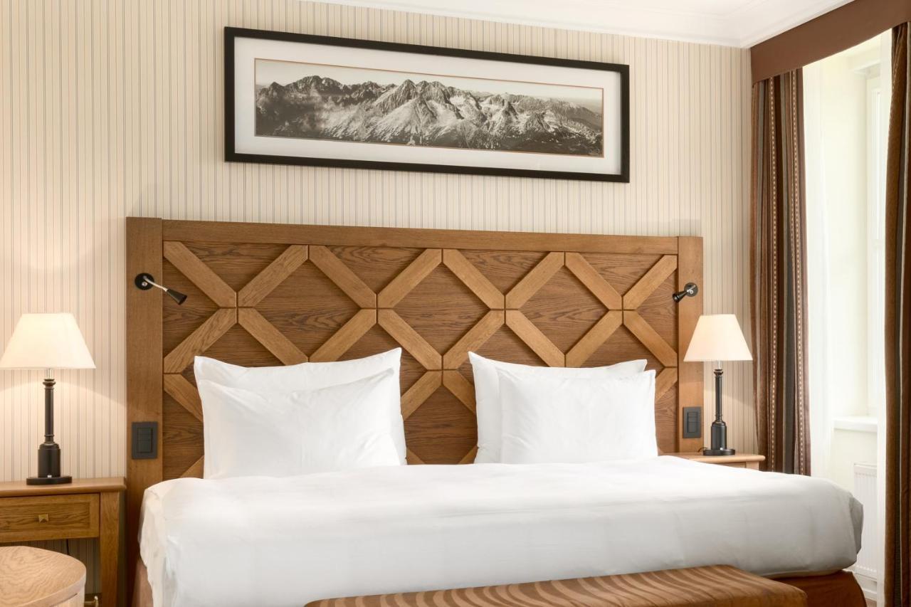 Grand Hotel Kempinski High Tatras Štrbské Pleso Exterior foto A bed with a headboard