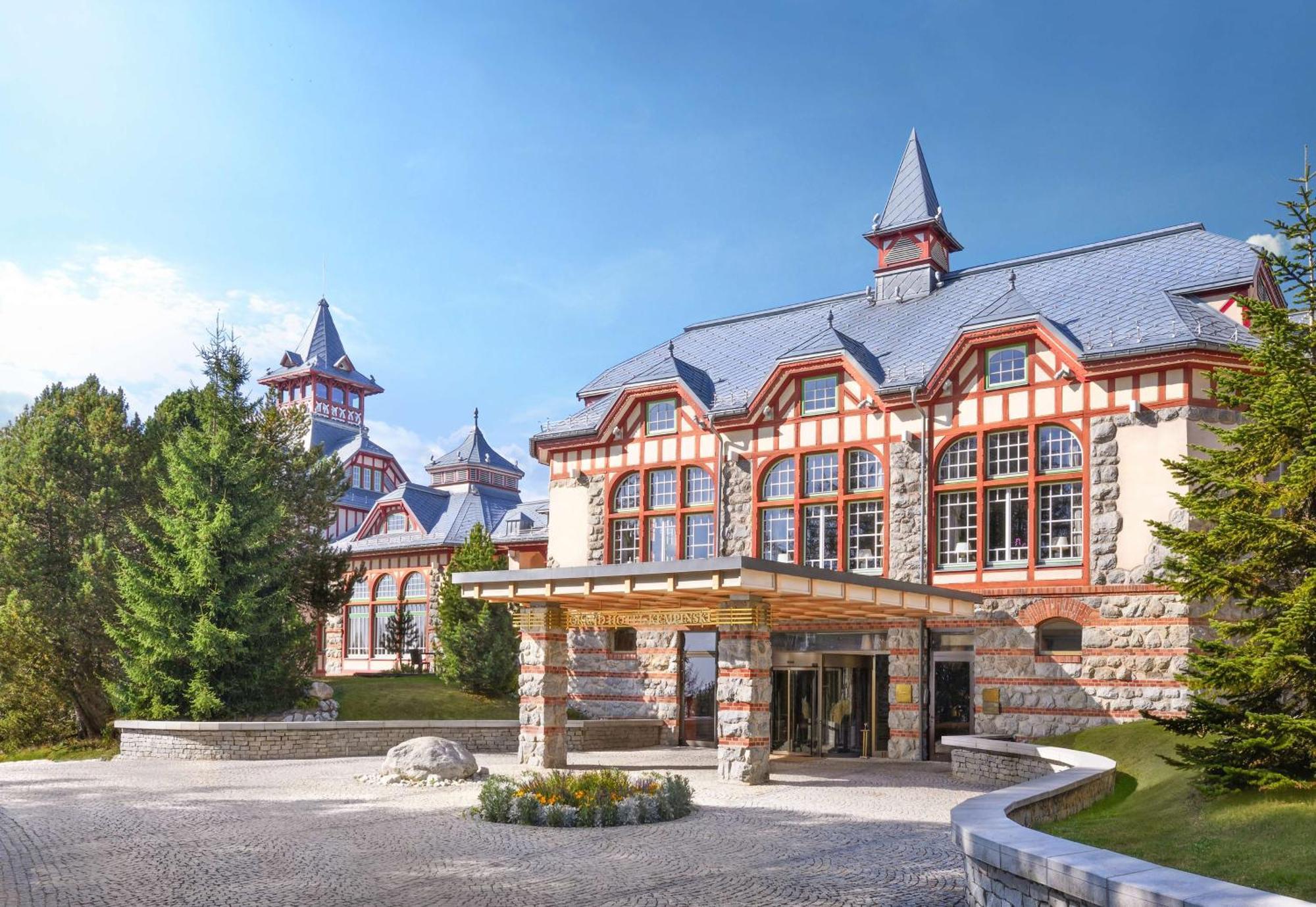 Grand Hotel Kempinski High Tatras Štrbské Pleso Exterior foto The main entrance of the hotel
